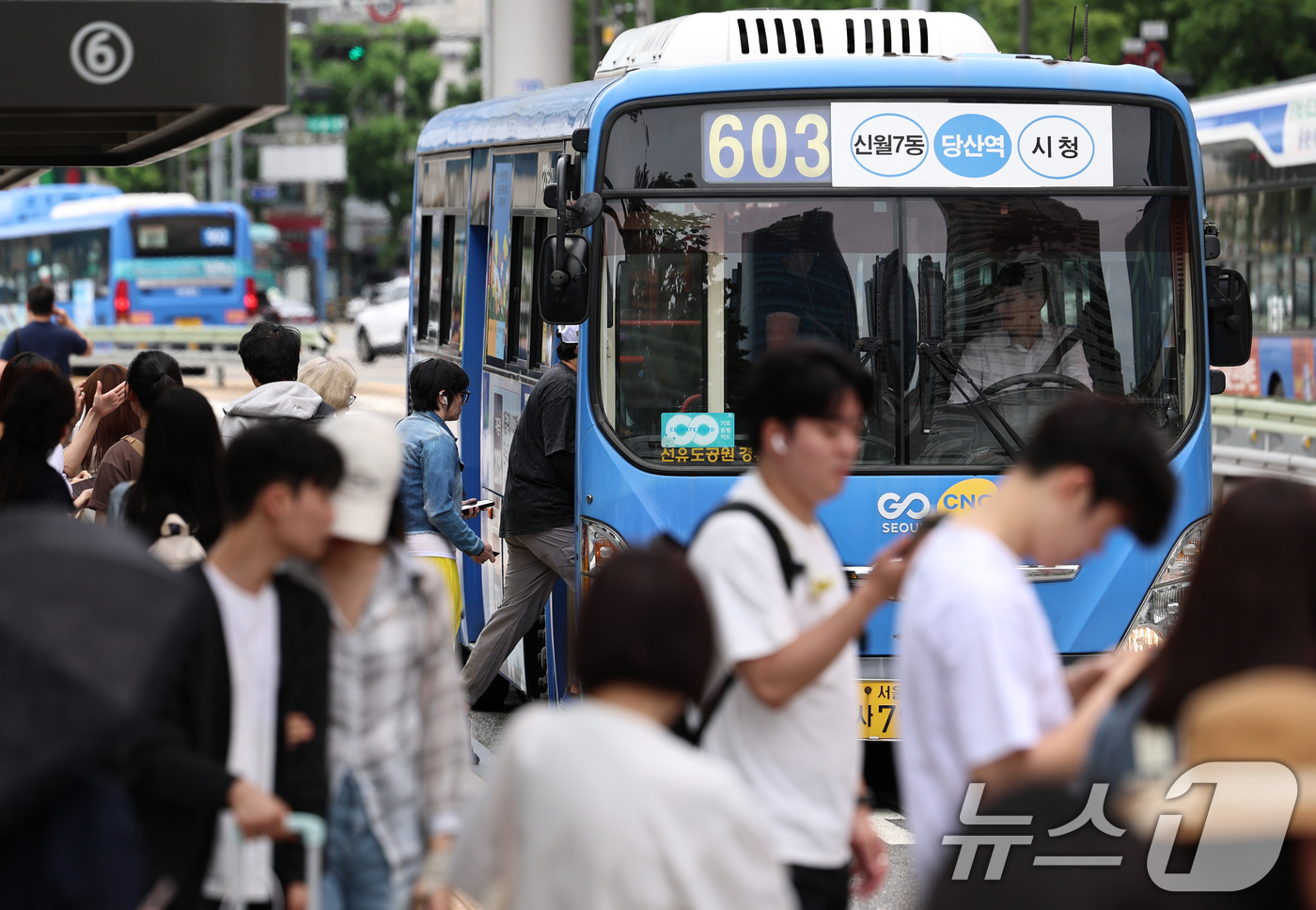 (서울=뉴스1) 구윤성 기자 = 서울시의 '70세 이상 버스요금 지원' 조례가 통과된 24일 서울 도심 버스정류장에서 어르신들이 버스를 타고 있다. 이날 열린 서울시의회 제336회 …