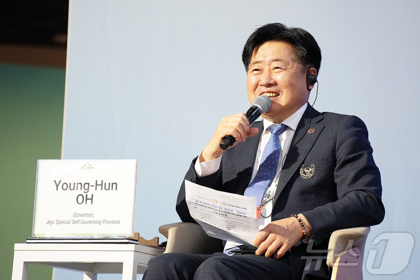 본문 이미지 - 오영훈 제주특별자치도지사가 24일 오후 제주시 조천읍 제주돌문화공원에서 열린 제21회 평화와 번영을 위한 제주포럼 특별세션 '에너지 안보 및 지속 가능한 에너지 전환을 위한 글로벌 전략'에서 발언하고 있다.(제주특별자치도 제공, 재판매 및 DB 금지) 