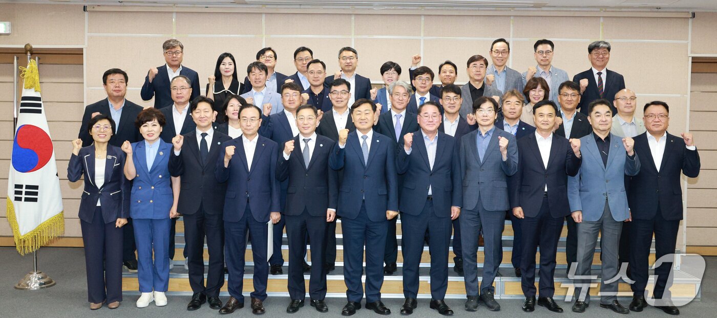 본문 이미지 - 24일 마지막 간부회의를 주재한 김관영 전북지사가 실국장 및 산하기관 임직원들과 기념 촬영을 하고 있다.(전북도 제공. 재판매 및 DB금지)/뉴스1 