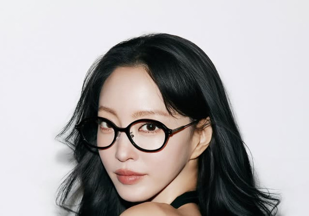 한예슬, 6주 만의 근황…홀터넥에 뿔테 안경 쓴 늘씬 미녀 [N샷]