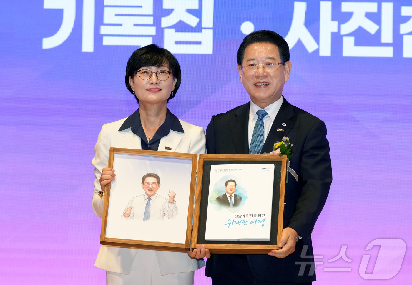 (무안=뉴스1) 전원 기자 = 김영록 전라남도지사가 24일 도청 김대중강당에서 열린 ‘제38·39대 전라남도지사 이임식’에서 민선 7·8기 기록집, 사진첩 등을 전달받고 기념촬영을 …