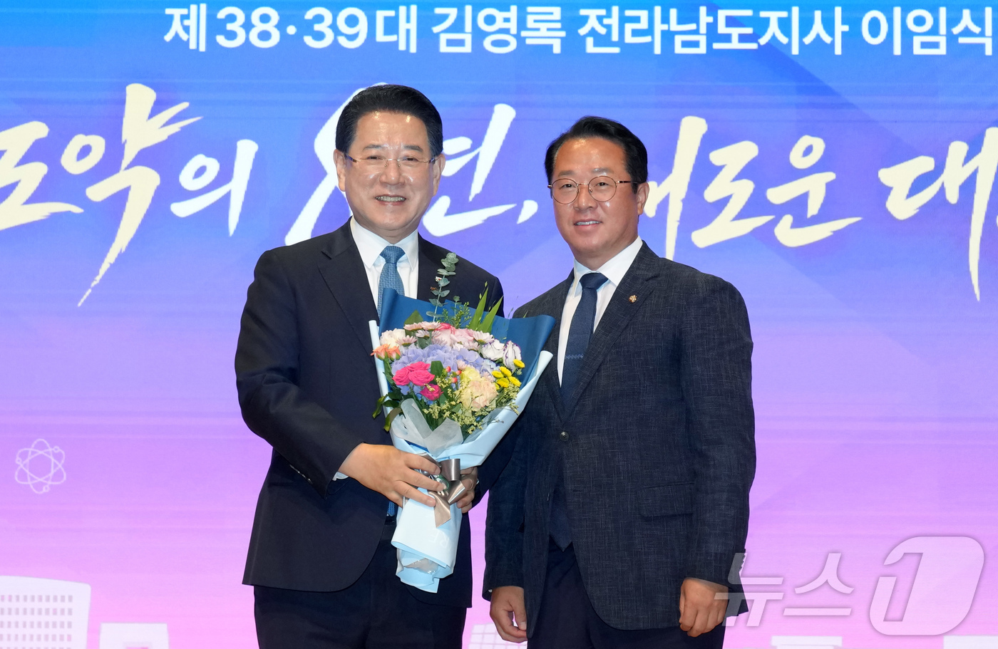 (무안=뉴스1) 전원 기자 = 김영록 전라남도지사가 24일 도청 김대중강당에서 열린 ‘제38·39대 전라남도지사 이임식’에서 문금주 국회의원으로부터 꽃다발을 전달 받고 기념촬영을 …