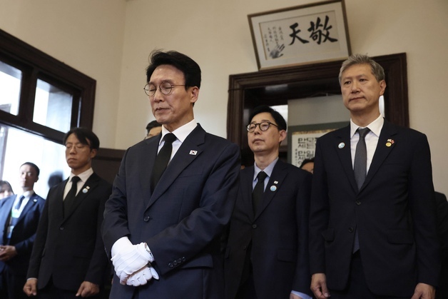 안중근 의사 순국한 뤼순감옥 찾은 金총리…울컥하며 "유해 조국에 모실 것"