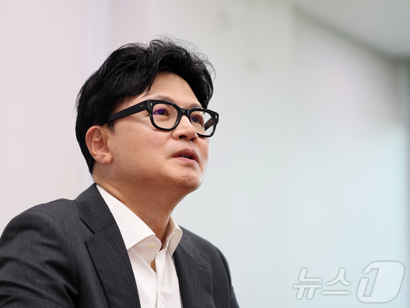 본문 이미지 - 한동훈 무소속 의원이 24일 서울 여의도 국회 의원회관에서 뉴스1과 인터뷰하고 있다. ⓒ 뉴스1 황기선 기자