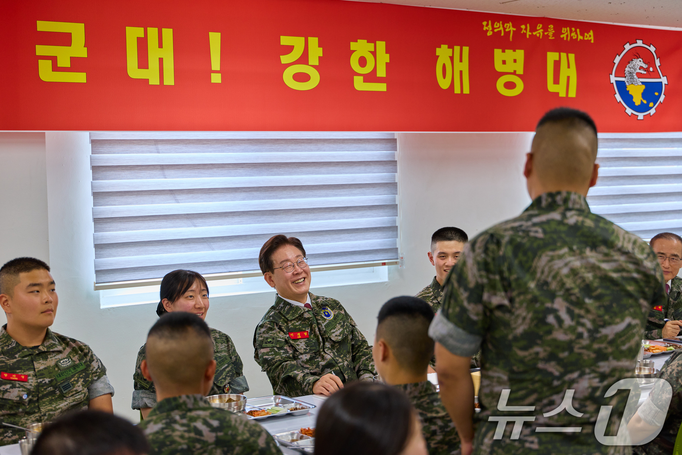 (서울=뉴스1) 허경 기자 = 이재명 대통령이 24일 인천 옹진군 연평도 연평부대에서 열린 오찬간담회에서 장병의 발언을 경청하며 미소 짓고 있다. (청와대 제공. 재판매 및 DB …