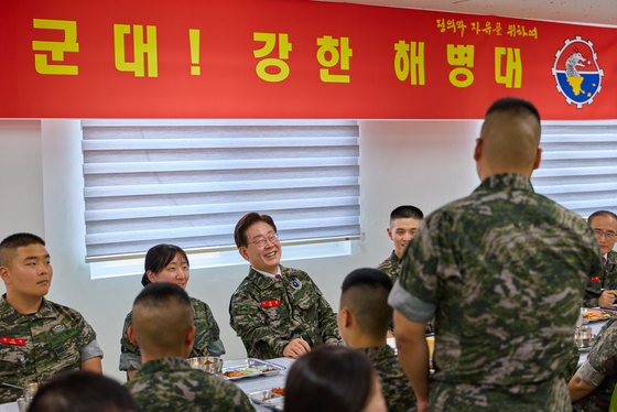 장병 발언에 미소 짓는 이재명 대통령