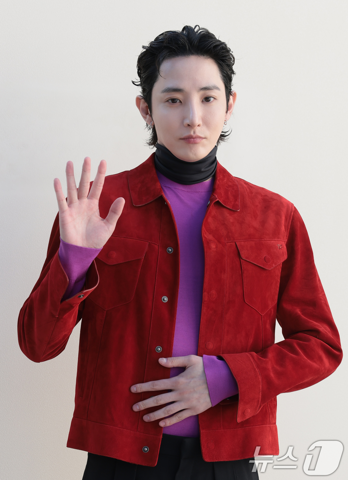 (서울=뉴스1) 권현진 기자 = 배우 이수혁이 24일 서울 중구 코브 더 장충에서 진행된 톰 포드 뷰티의 신제품 향수 '타오르미나 오렌지' 론칭 행사에 참석해 포즈를 취하고 있다. …