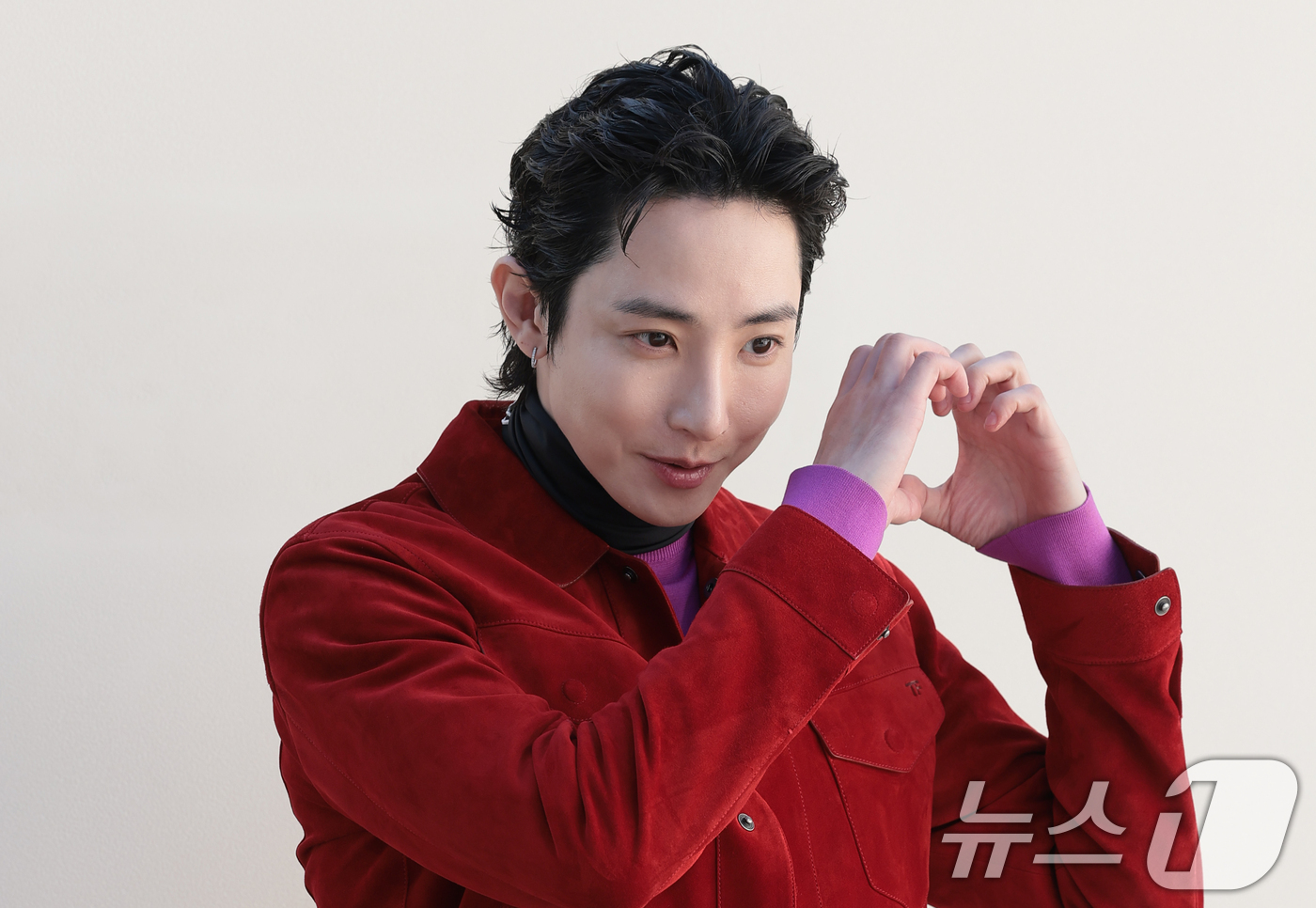 (서울=뉴스1) 권현진 기자 = 배우 이수혁이 24일 서울 중구 코브 더 장충에서 진행된 톰 포드 뷰티의 신제품 향수 '타오르미나 오렌지' 론칭 행사에 참석해 포즈를 취하고 있다. …