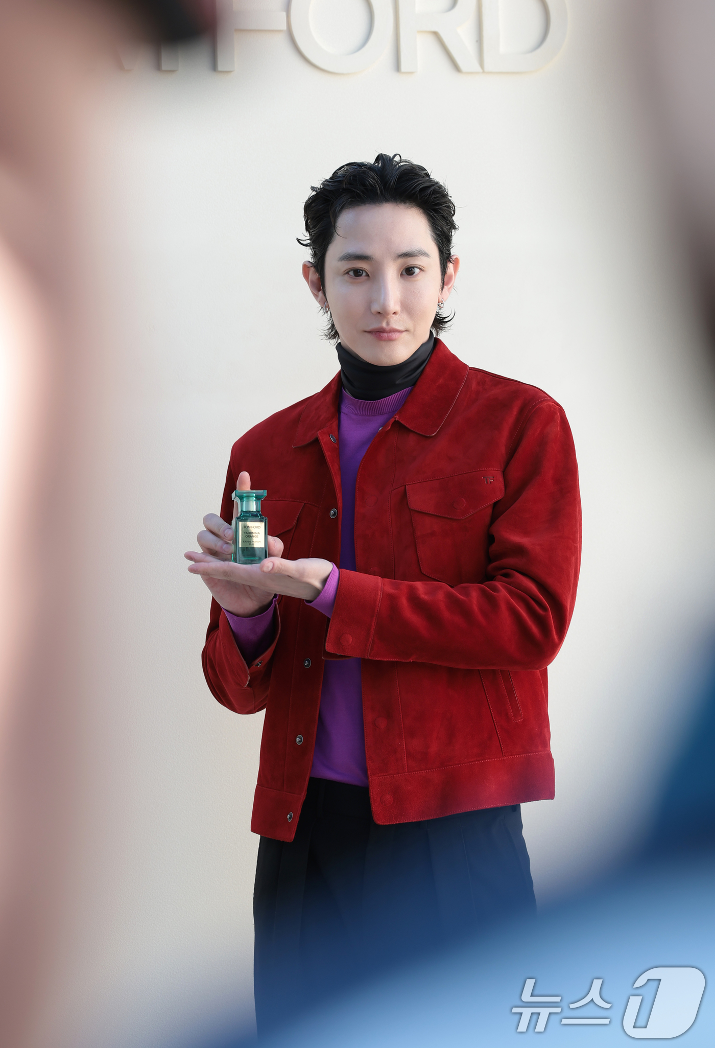 (서울=뉴스1) 권현진 기자 = 배우 이수혁이 24일 서울 중구 코브 더 장충에서 진행된 톰 포드 뷰티의 신제품 향수 '타오르미나 오렌지' 론칭 행사에 참석해 포즈를 취하고 있다. …