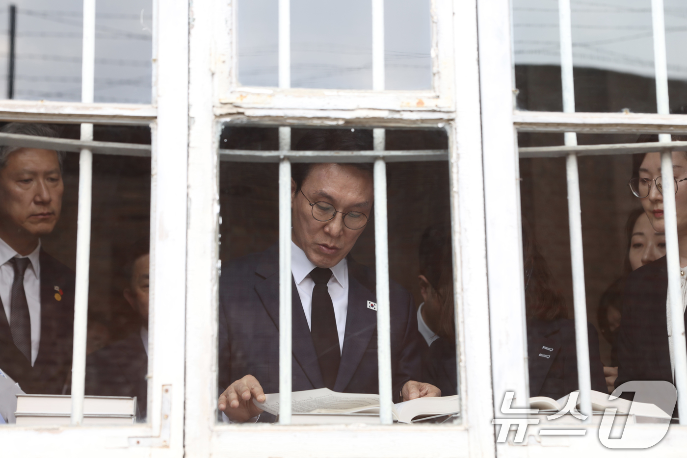 (서울=뉴스1) 김명섭 기자 = 김민석 국무총리가 24일 중국 다롄 뤼순 감옥을 방문하고 있다. (국무총리실 제공. 재판매 및 DB금지) 2026.6.24/뉴스1