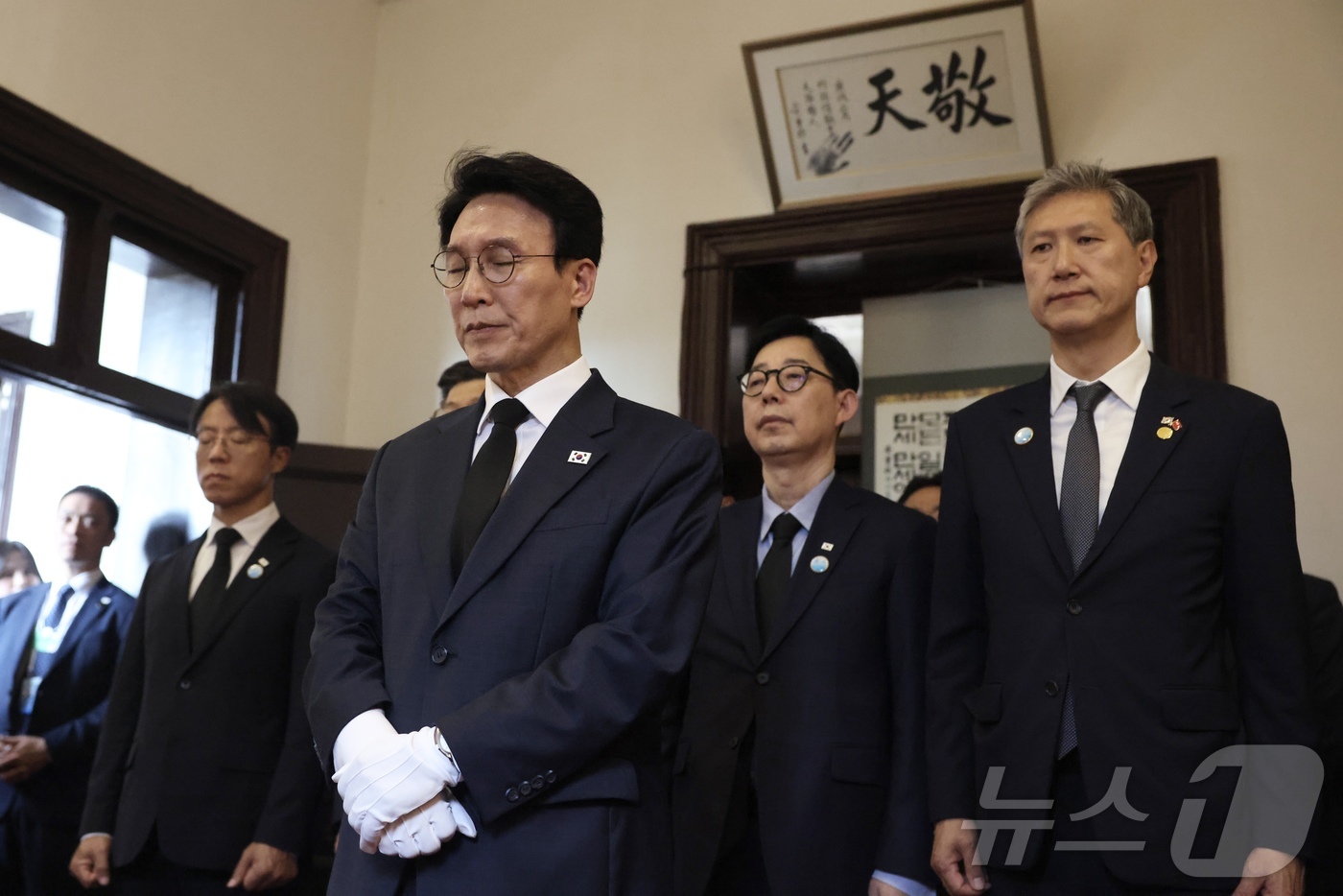 (서울=뉴스1) = 김민석 국무총리가 24일 안중근 의사에게 사형을 선고한 중국 랴오닝성 다롄 관동법원을 방문, 안 의사의 영정사진 앞에 헌화한 뒤 묵념하고 있다. (국무총리실 제 …