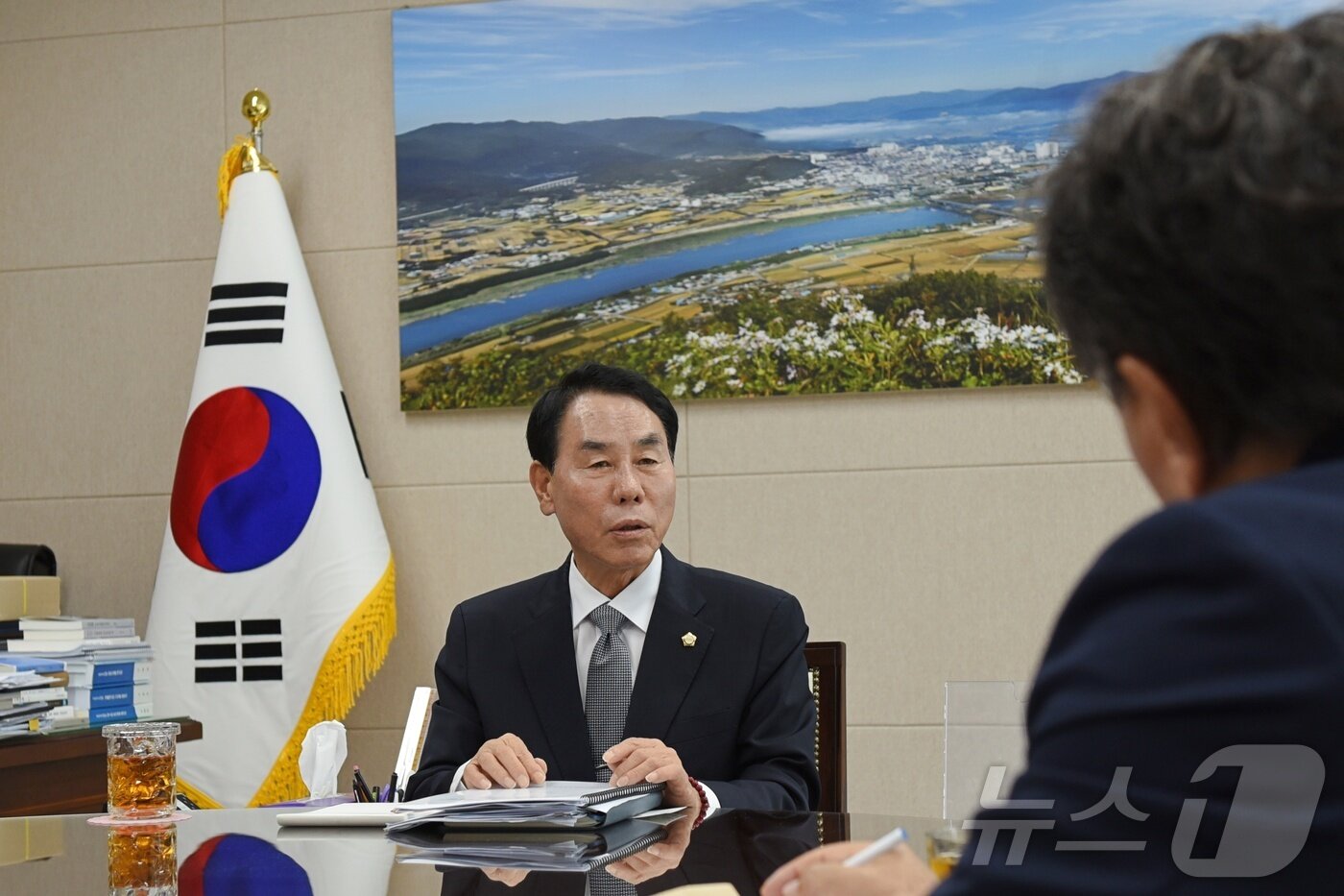 본문 이미지 - 장길선 구례군수 당선인이 24일 오후 군의회에서 뉴스1과 인터뷰를 진행하고 있다. ⓒ 뉴스1 김성준 기자