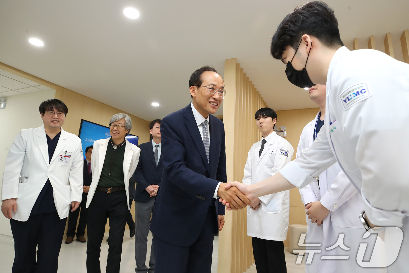 (대구=뉴스1) 공정식 기자 = 추경호 대구시장 당선인이 24일 오후 대구 남구 영남대학교병원 의과대학 임상수기센터(Clinical Skill Center)를 찾아 의대생·전공의를 …
