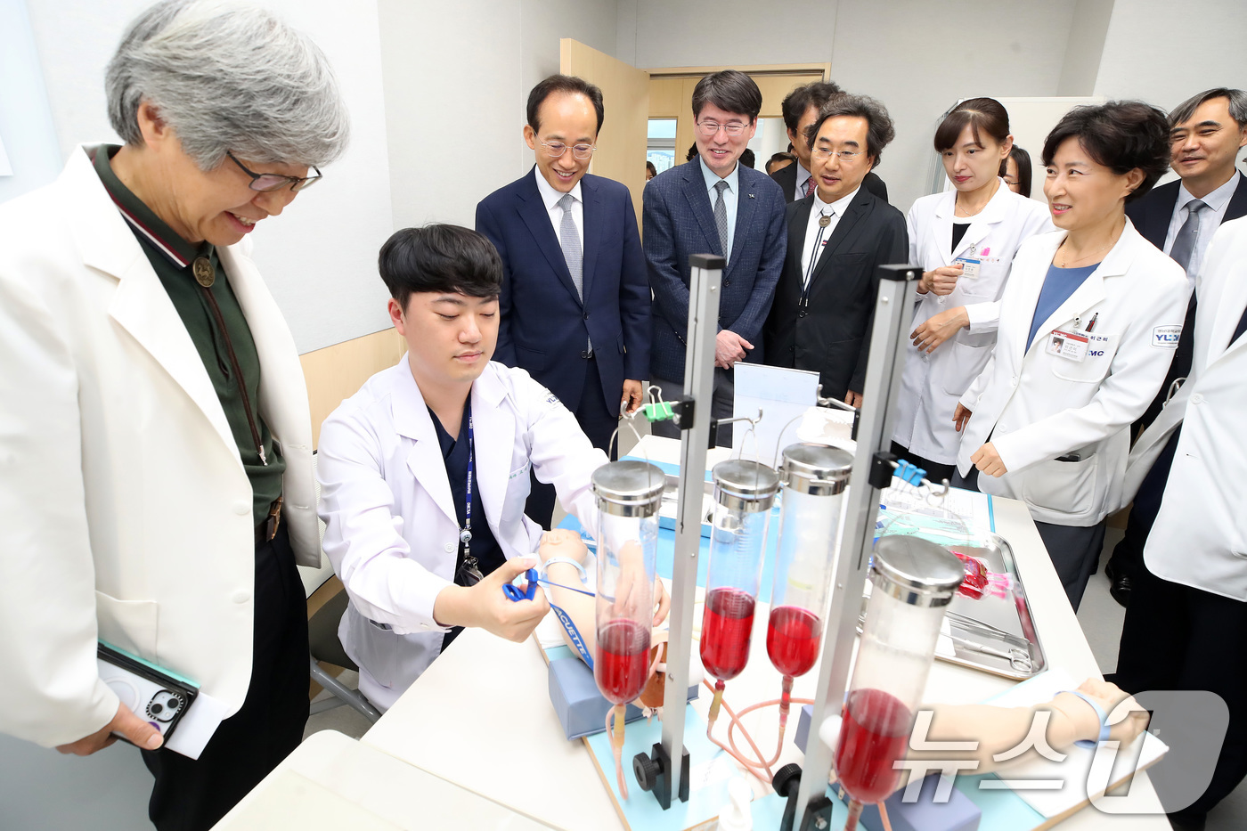 (대구=뉴스1) 공정식 기자 = 추경호 대구시장 당선인이 24일 오후 대구 남구 영남대학교병원 의과대학 임상수기센터(Clinical Skill Center)를 찾아 의대생·전공의 …