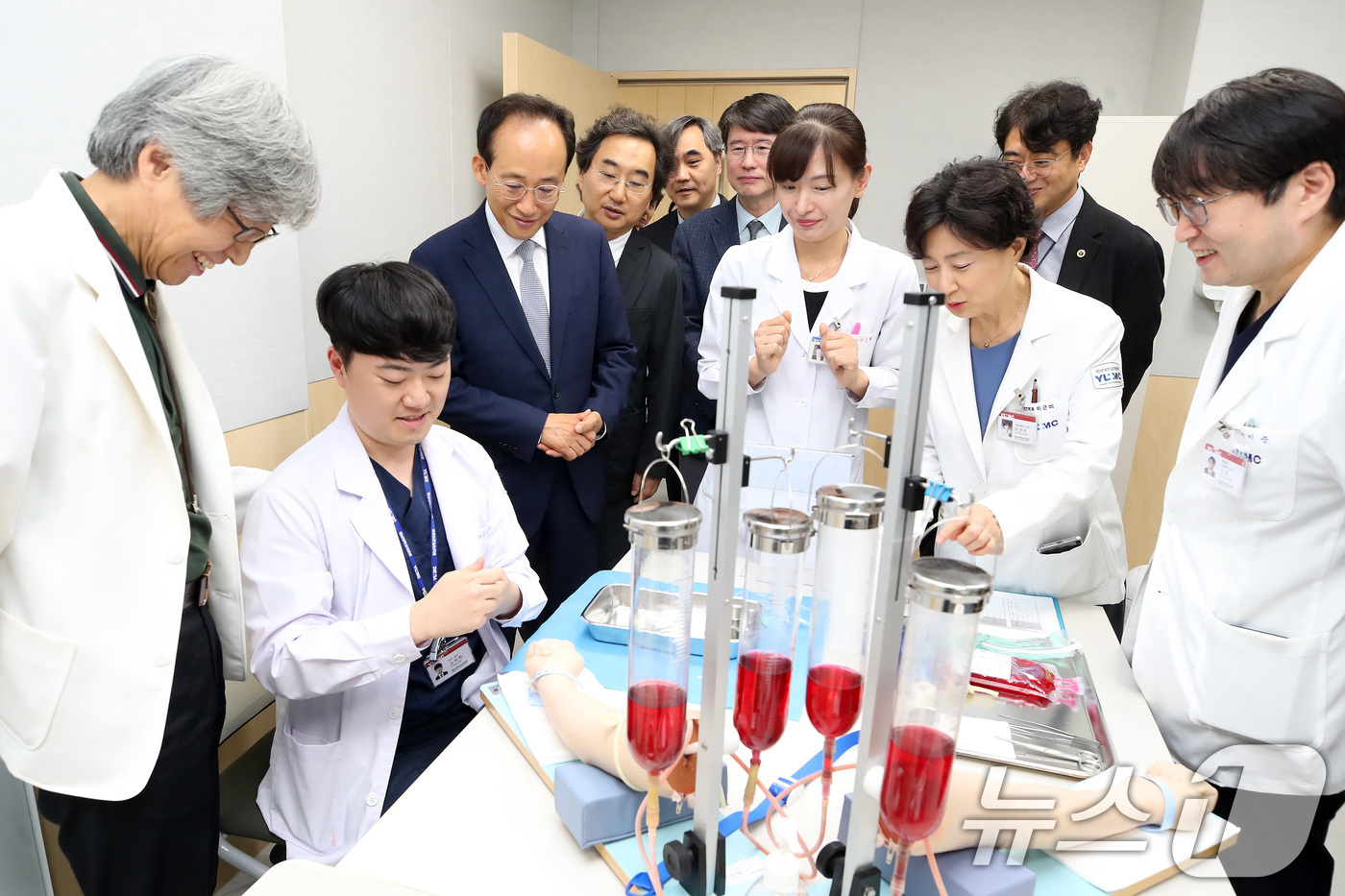 (대구=뉴스1) 공정식 기자 = 추경호 대구시장 당선인이 24일 오후 대구 남구 영남대학교병원 의과대학 임상수기센터(Clinical Skill Center)를 찾아 의대생·전공의 …