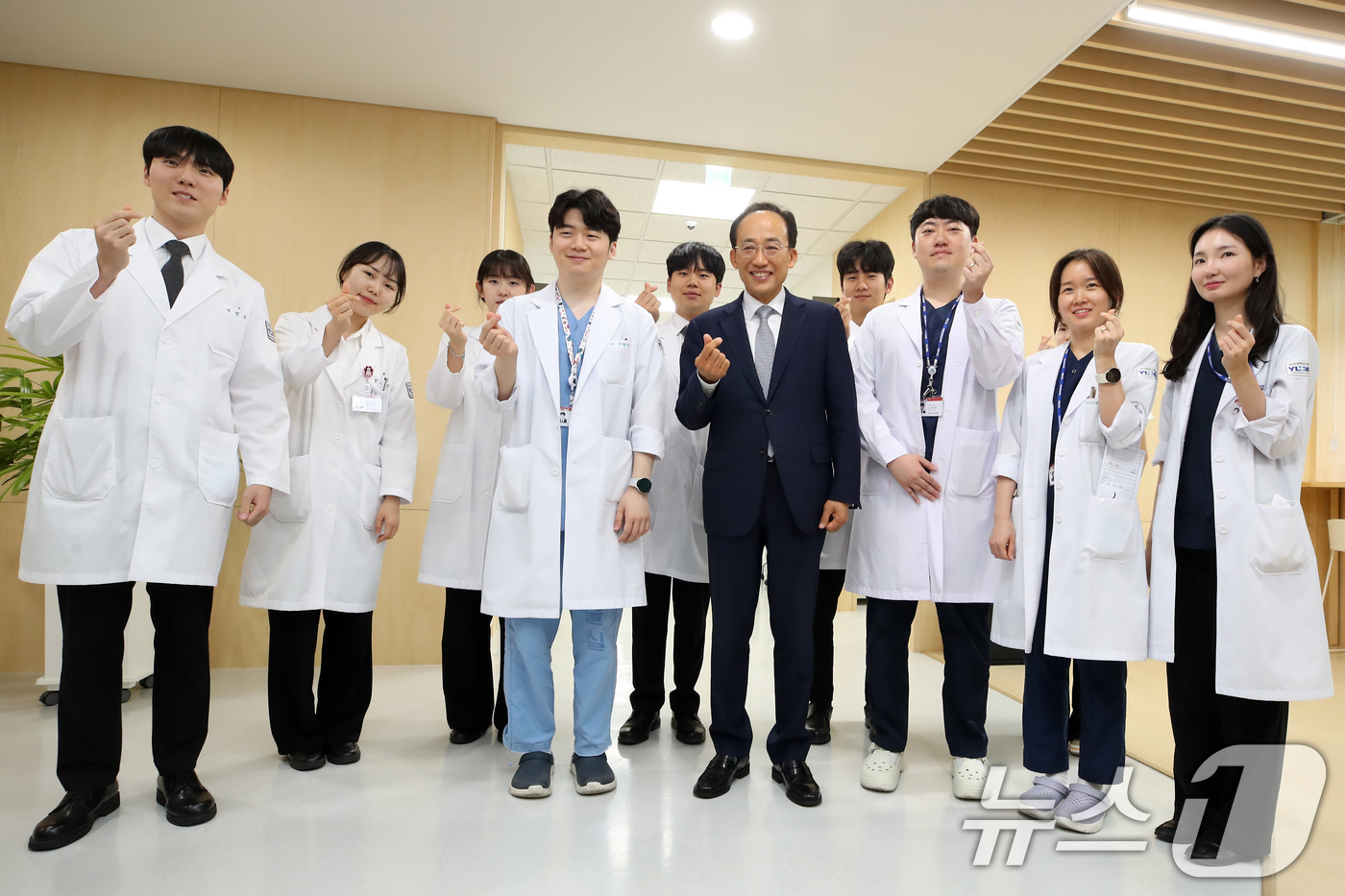 (대구=뉴스1) 공정식 기자 = 추경호 대구시장 당선인이 24일 오후 대구 남구 영남대학교병원 의과대학 임상수기센터(Clinical Skill Center)를 찾아 의대생·전공의와 …