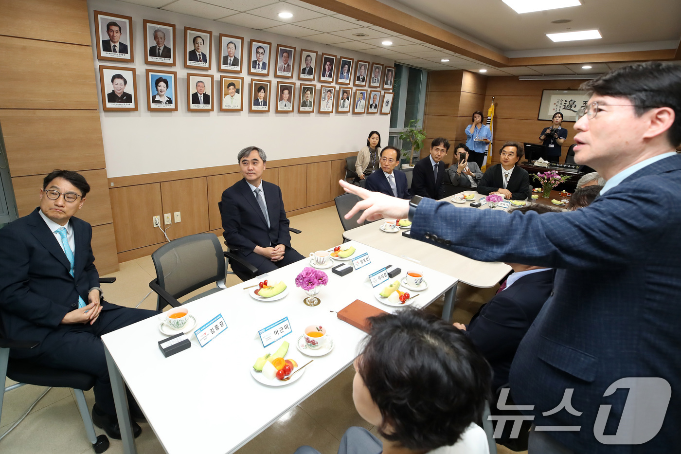 (대구=뉴스1) 공정식 기자 = 추경호 대구시장 당선인이 24일 오후 대구 남구 영남대학교병원을 찾아 지역 의료인과 만나고 있다. 2026.6.24/뉴스1