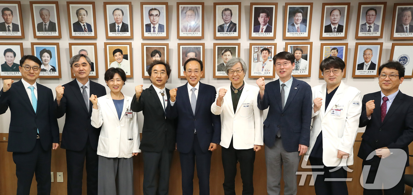(대구=뉴스1) 공정식 기자 = 추경호 대구시장 당선인이 24일 오후 대구 남구 영남대학교병원을 찾아 지역 의료인과 기념촬영을 하고 있다. 2026.6.24/뉴스1