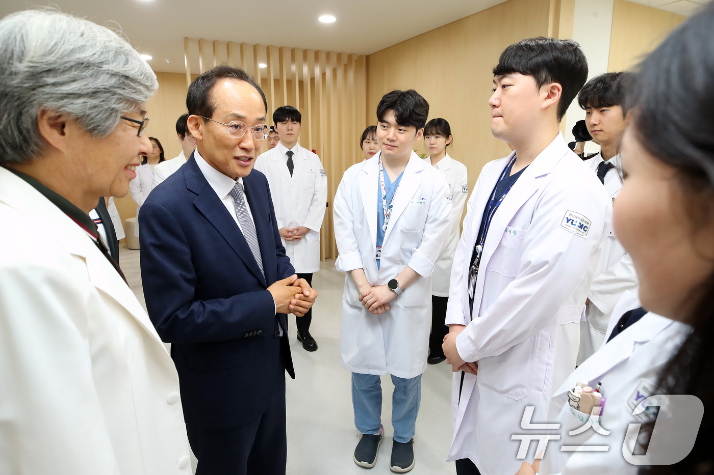 (대구=뉴스1) 공정식 기자 = 추경호 대구시장 당선인이 24일 오후 대구 남구 영남대학교병원 의과대학 임상수기센터(Clinical Skill Center)를 찾아 의대생·전공의를 …