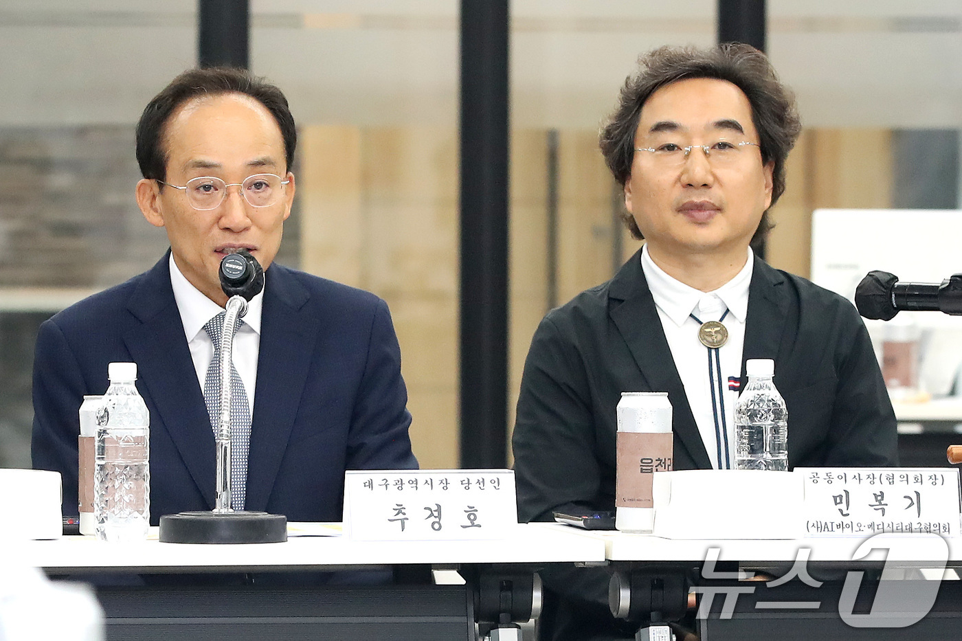 (대구=뉴스1) 공정식 기자 = 추경호 대구시장 당선인이 24일 오후 대구 남구 영남대학교병원을 찾아 AI·바이오 메디시티대구협의회 관계자와 인사 나누고 있다. 2026.6.24/ …