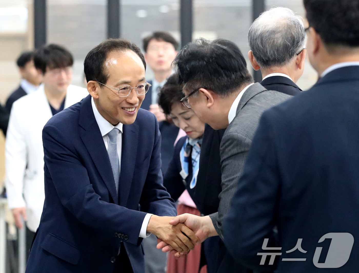 (대구=뉴스1) 공정식 기자 = 추경호 대구시장 당선인이 24일 오후 대구 남구 영남대학교병원을 찾아 AI·바이오 메디시티대구협의회 관계자와 인사 나누고 있다. 2026.6.24/ …