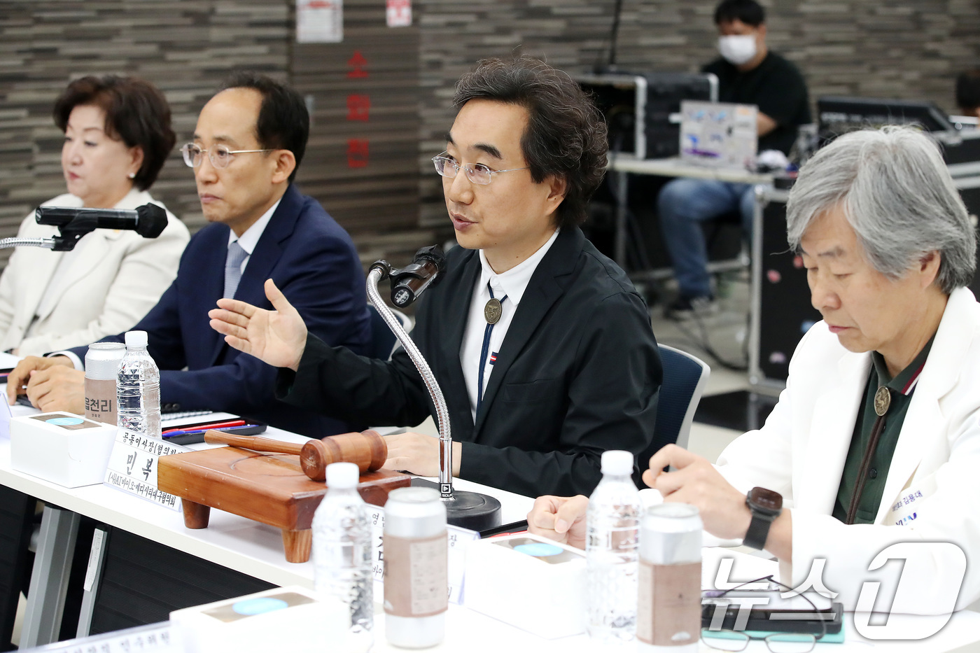 (대구=뉴스1) 공정식 기자 = 민복기 AI·바이오 메디시티대구협의회장이 24일 오후 대구 남구 영남대학교병원 의과대학에서 열린 추경호 대구시장 당선인 초청 간담회에서 발언하고 있 …