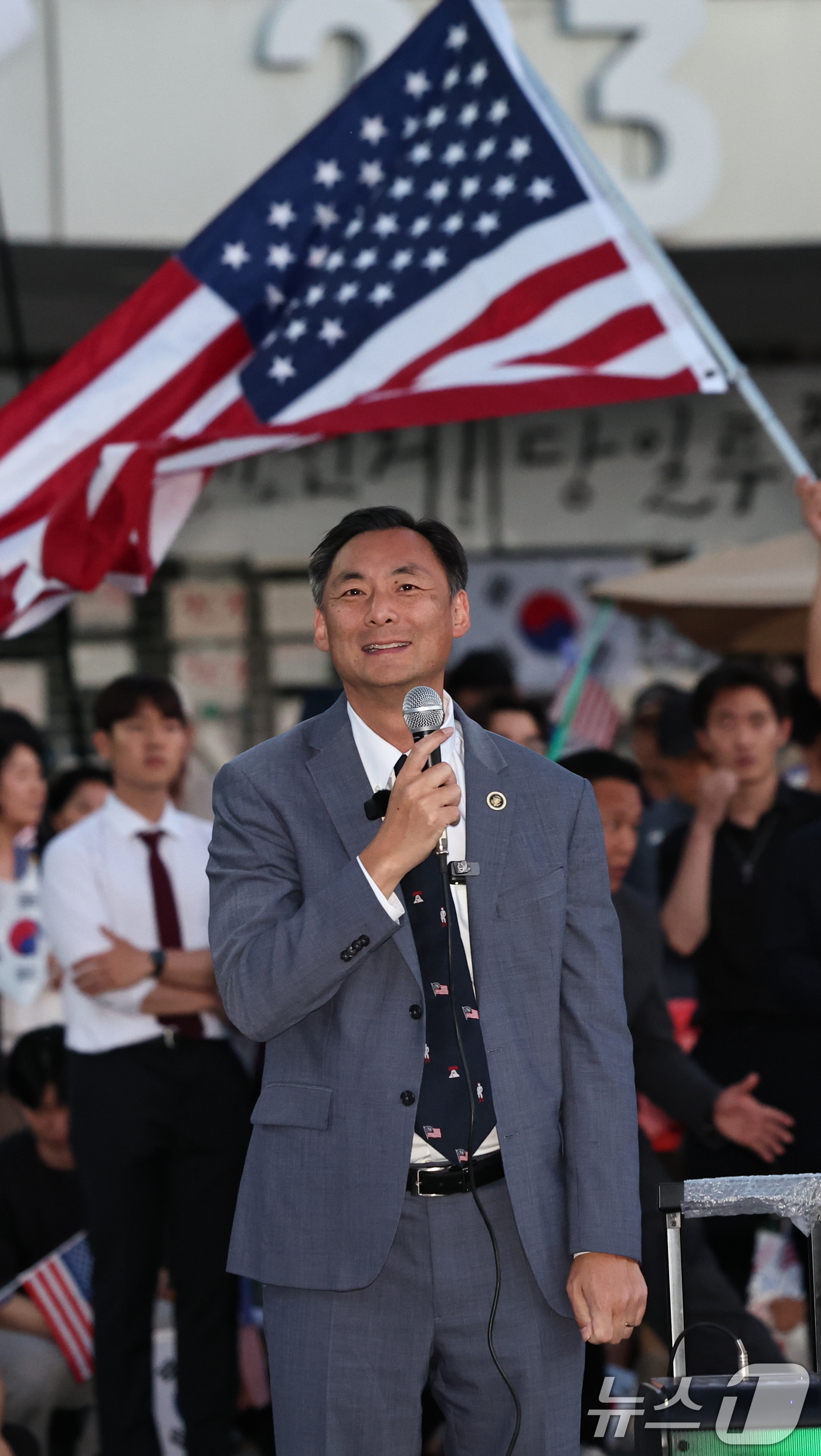 (서울=뉴스1) 구윤성 기자 = 모스 탄(한국명 단현명) 미국 리버티대 교수가 24일 개표소 봉쇄 시위가 열리고 있는 서울 송파구 올림픽공원 핸드볼경기장을 찾아 발언하고 있다. …