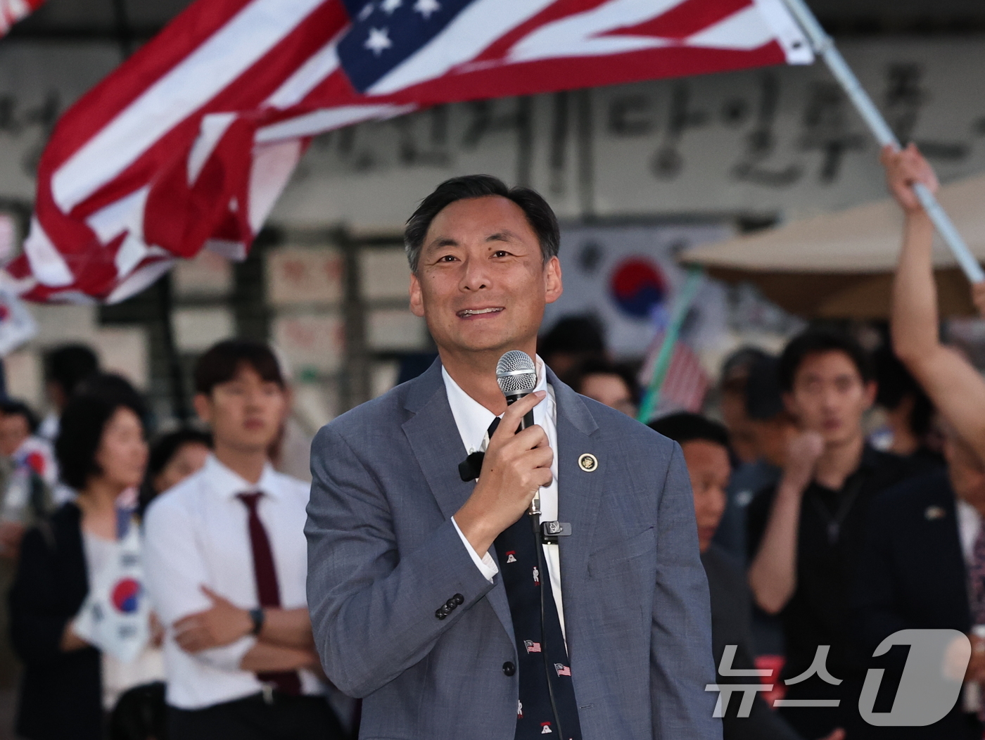 (서울=뉴스1) 구윤성 기자 = 모스 탄(한국명 단현명) 미국 리버티대 교수가 24일 개표소 봉쇄 시위가 열리고 있는 서울 송파구 올림픽공원 핸드볼경기장을 찾아 발언하고 있다. 2 …