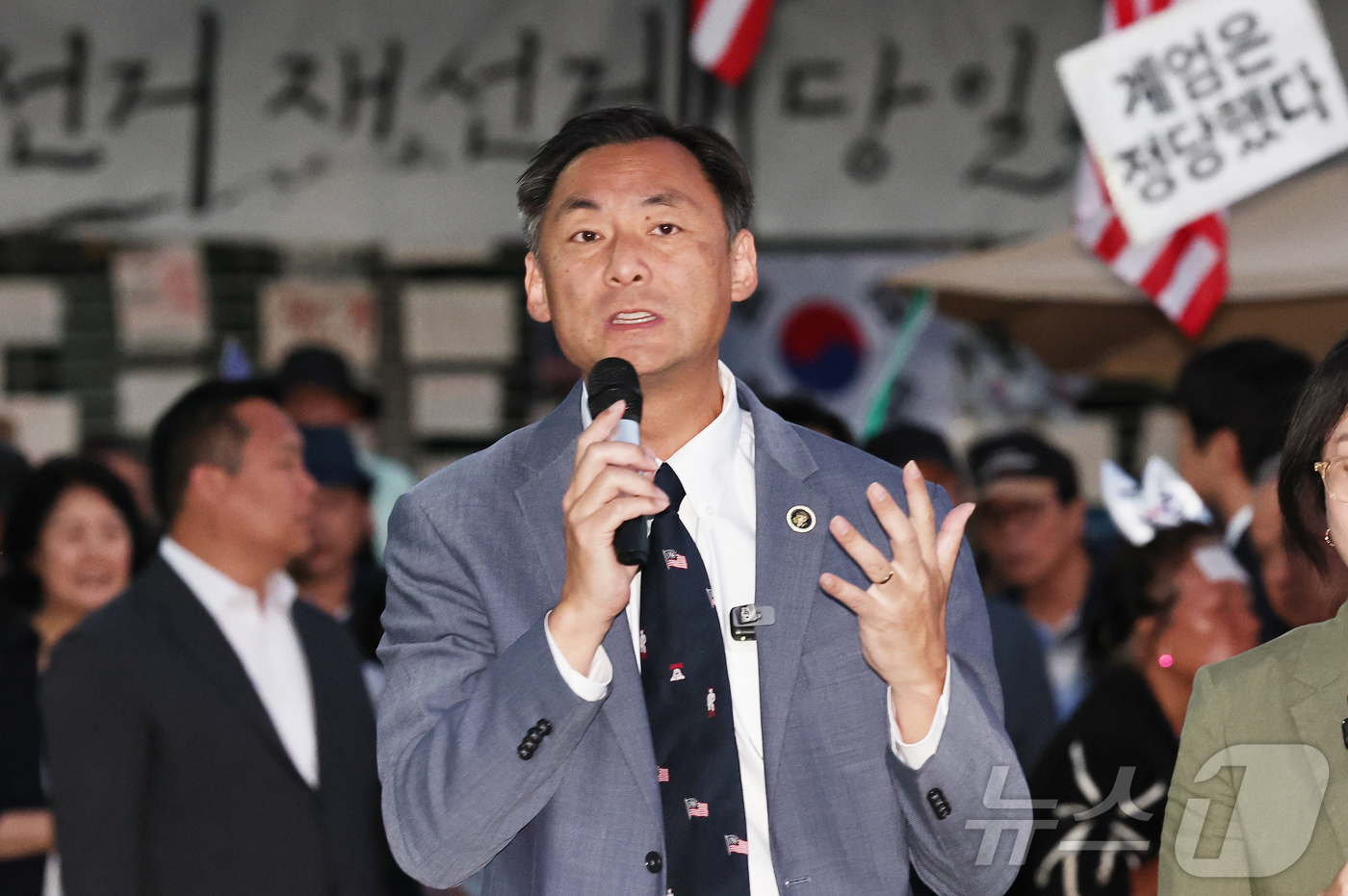 (서울=뉴스1) 구윤성 기자 = 모스 탄(한국명 단현명) 미국 리버티대 교수가 24일 개표소 봉쇄 시위가 열리고 있는 서울 송파구 올림픽공원 핸드볼경기장을 찾아 발언하고 있다. 2 …