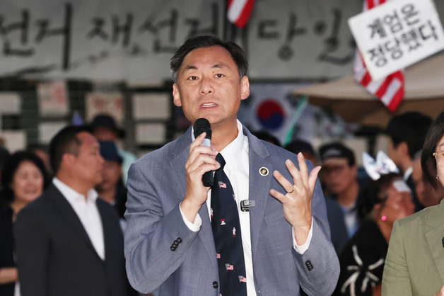 개표소 봉쇄 시위 현장 찾아 발언하는 모스 탄