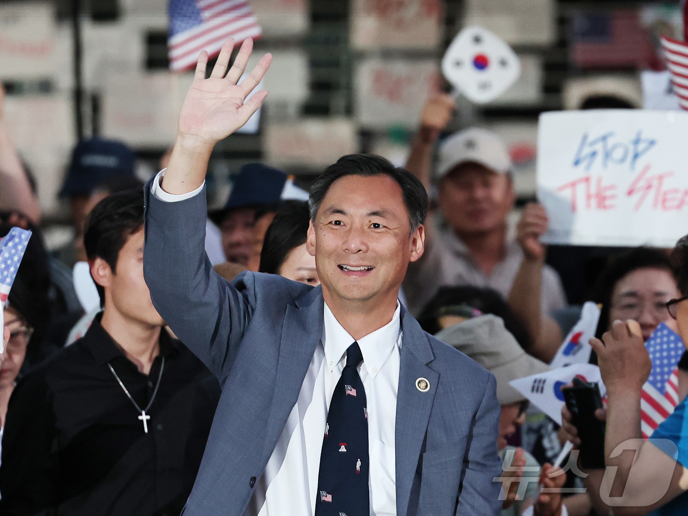 (서울=뉴스1) 구윤성 기자 = 모스 탄(한국명 단현명) 미국 리버티대 교수가 24일 개표소 봉쇄 시위가 열리고 있는 서울 송파구 올림픽공원 핸드볼경기장을 찾아 손을 들어 인사하고 …