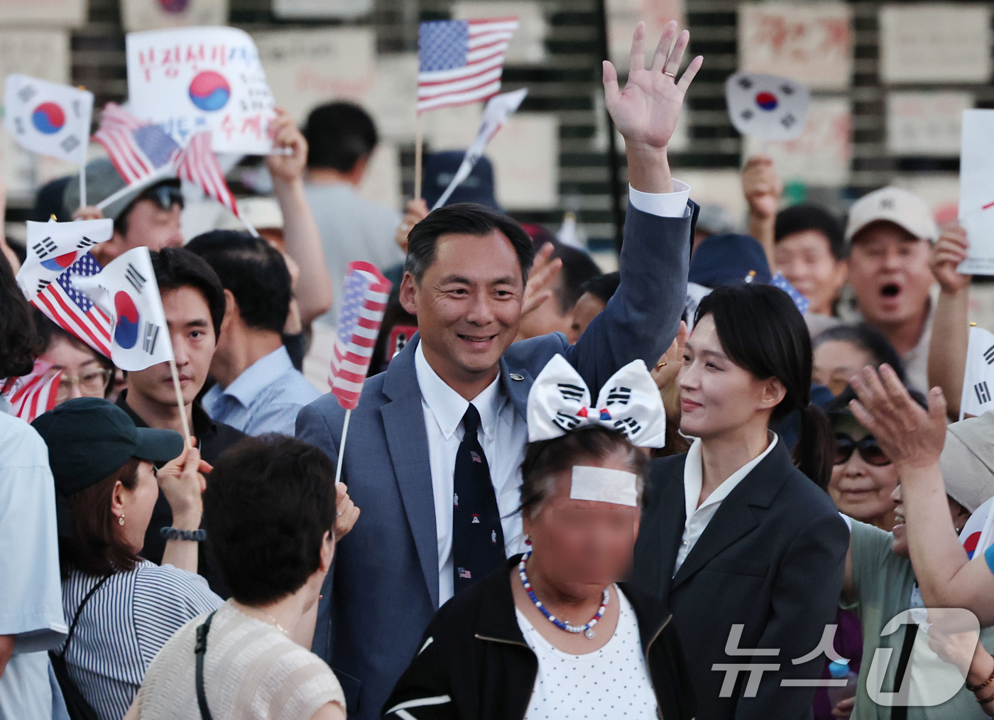 (서울=뉴스1) 구윤성 기자 = 모스 탄(한국명 단현명) 미국 리버티대 교수가 24일 개표소 봉쇄 시위가 열리고 있는 서울 송파구 올림픽공원 핸드볼경기장을 방문하고 있다. 2026 …