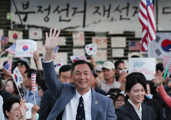 잠실 개표소 봉쇄 시위 현장 찾은 모스 탄