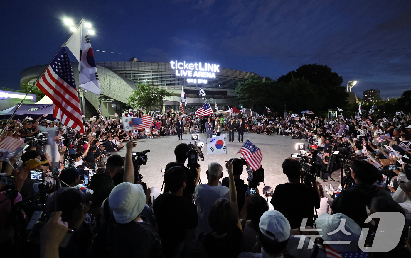 (서울=뉴스1) 구윤성 기자 = 모스 탄(한국명 단현명) 미국 리버티대 교수가 24일 개표소 봉쇄 시위가 열리고 있는 서울 송파구 올림픽공원 핸드볼경기장을 찾아 발언하고 있다. 2 …
