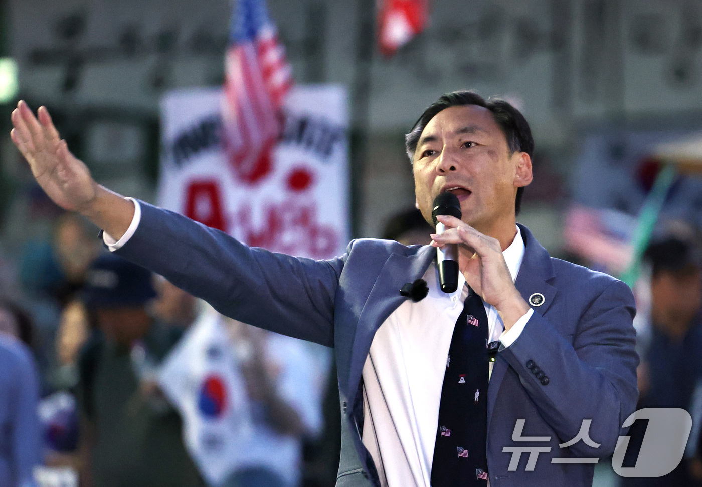 (서울=뉴스1) 구윤성 기자 = 모스 탄(한국명 단현명) 미국 리버티대 교수가 24일 개표소 봉쇄 시위가 열리고 있는 서울 송파구 올림픽공원 핸드볼경기장을 찾아 발언하고 있다. 2 …
