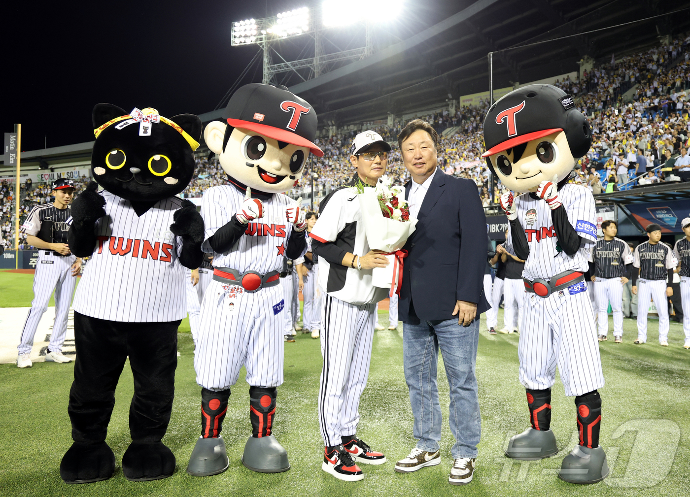 (서울=뉴스1) = 24일 서울 송파구 잠실야구장에서 열린 2026 신한 SOL 뱅크 KBO리그 삼성 라이온즈와 LG 트윈스의 경기에서 2대0 승리를 거두며 KBO리그 역대 9번째 …