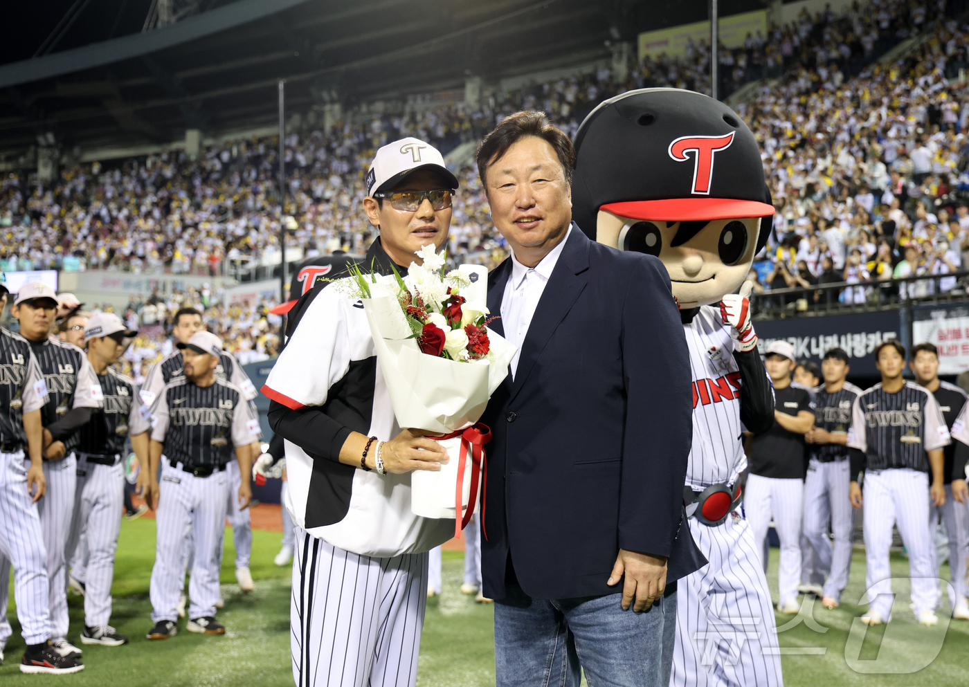 (서울=뉴스1) = 24일 서울 송파구 잠실야구장에서 열린 2026 신한 SOL 뱅크 KBO리그 삼성 라이온즈와 LG 트윈스의 경기에서 2대0 승리를 거두며 KBO리그 역대 9번째 …