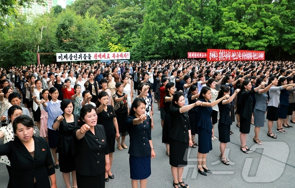 (평양 노동신문=뉴스1) = 25일 북한 노동당 기관지 노동신문은 '6.25 미제반대투쟁의 날'을 맞아 전날 중앙계급교양관 교양마당에서 여맹 일꾼들과 여맹원들의 복수결의 모임이 진 …