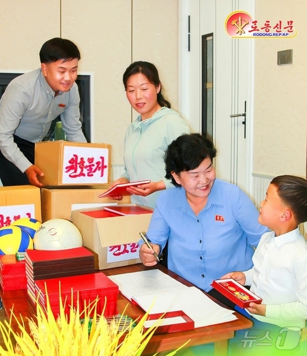 (평양 노동신문=뉴스1) = 북한 노동당 기관지 노동신문은 25일 삼천군 읍 83인민반의 원성숙 씨 가족이 인민군 장병들을 지원하는 원군 활동을 이어가고 있다고 보도했다. [국내에 …