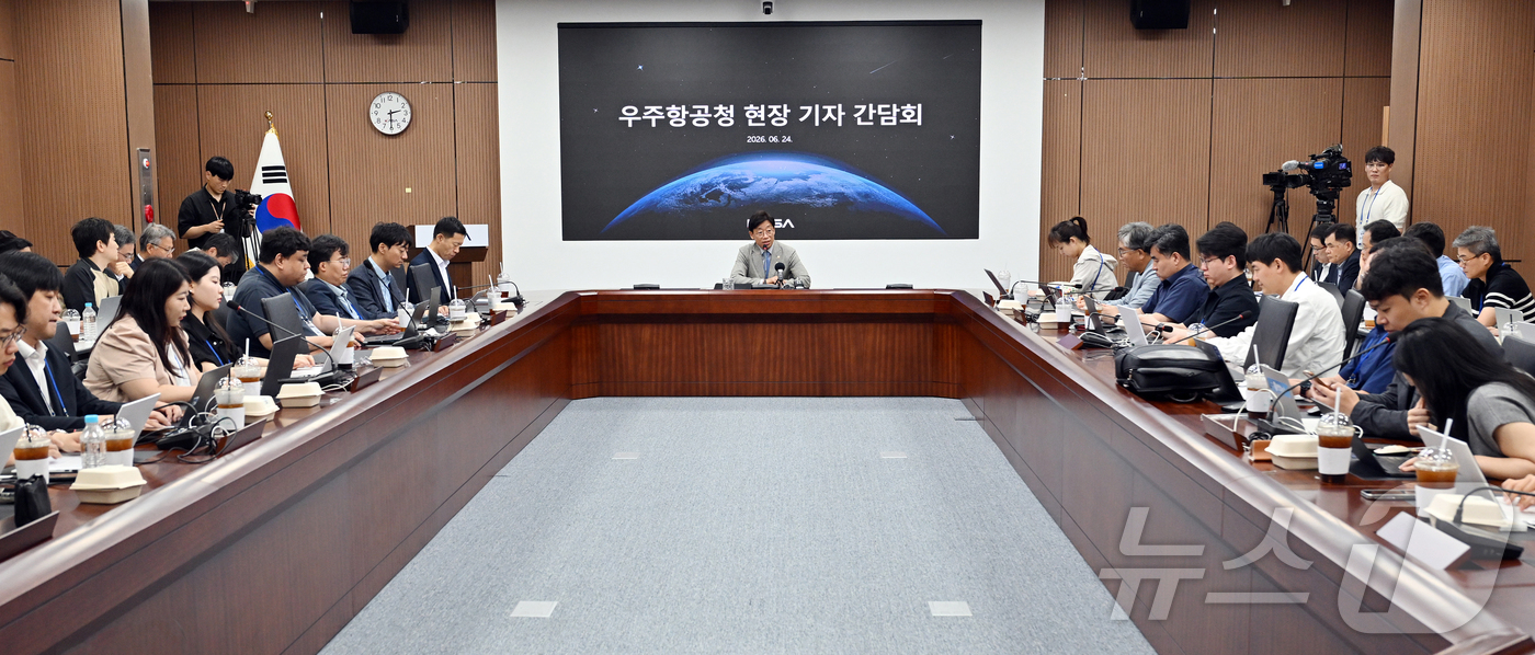 (서울=뉴스1) = 오태석 우주항공청장이 지난 24일 경남 사천 우주항공청에서 열린 현장 기자간담회에서 기자들의 질문에 답하고 있다. (우주항공청 제공. 재판매 및 DB금지) 20 …