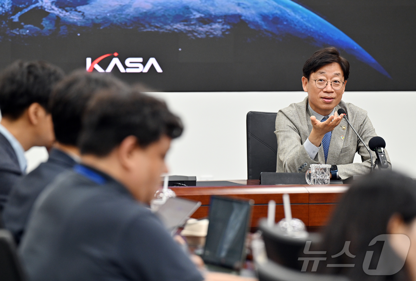 (서울=뉴스1) = 오태석 우주항공청장이 지난 24일 경남 사천 우주항공청에서 열린 현장 기자간담회에서 취재진의 질의에 답하고 있다. (우주항공청 제공. 재판매 및 DB금지) 20 …