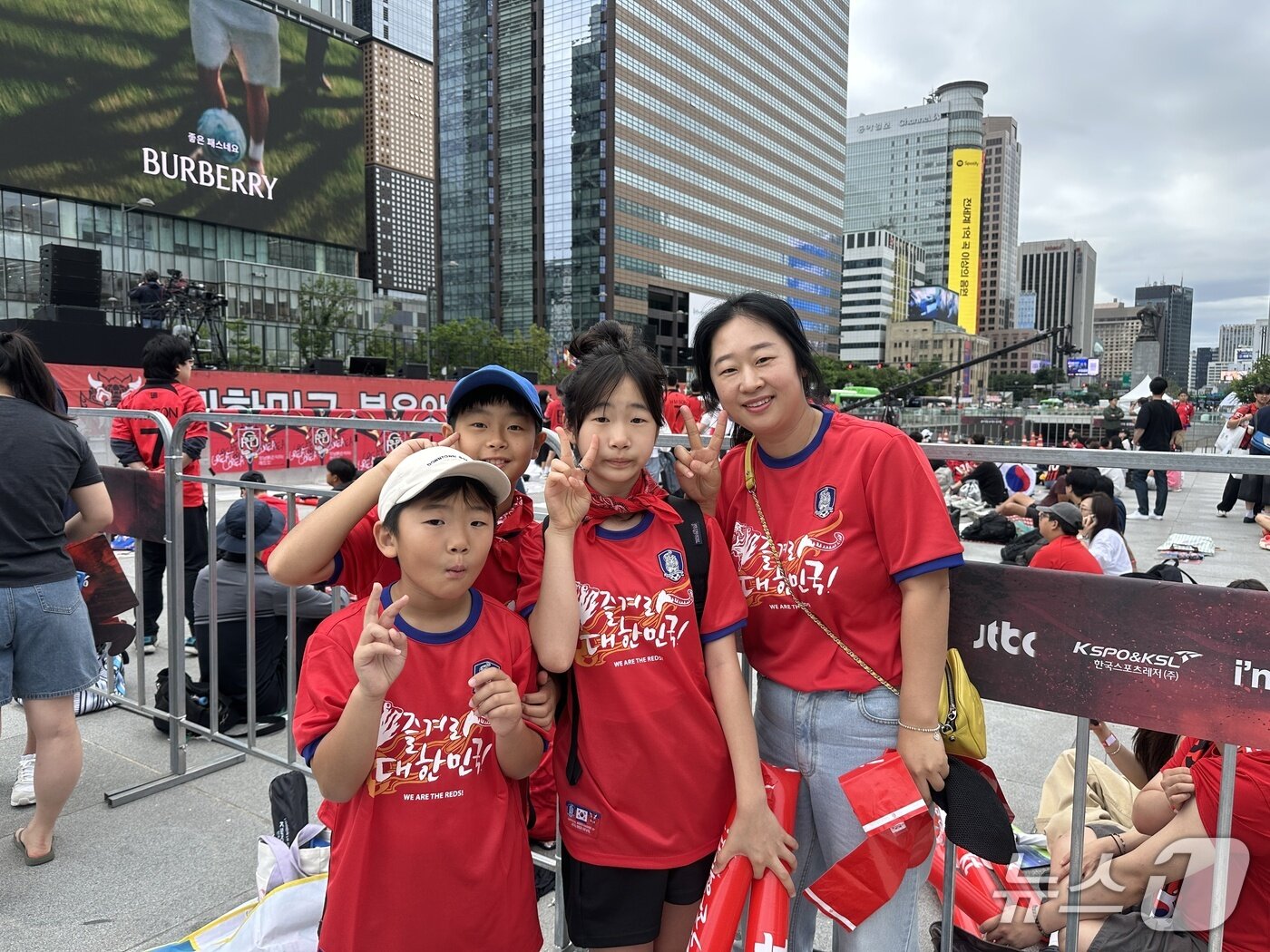 본문 이미지 - 25일 서울 광화문광장을 찾은 김미경 씨(41·여)의 가족 2026.6.25ⓒ 뉴스1 김우진 기자