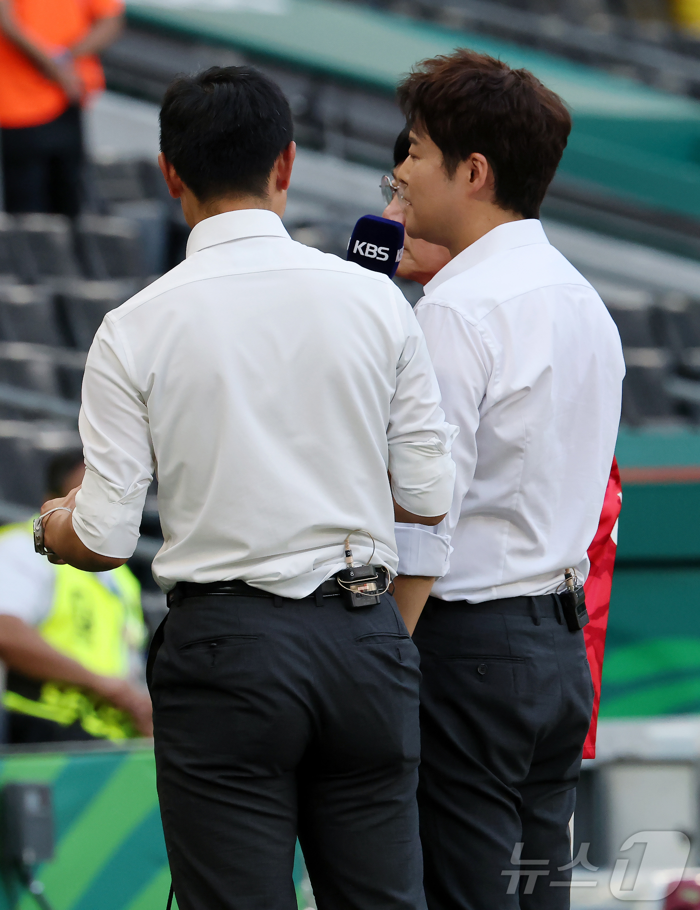 (몬테레이(멕시코)=뉴스1) 임세영 기자 = 이영표 KBS 해설위원과 전현무 캐스터가 24일(현지시간) 멕시코 누에보 레온주에 위치한 몬테레이 스타디움에서 열린 2026 북중미 월 …