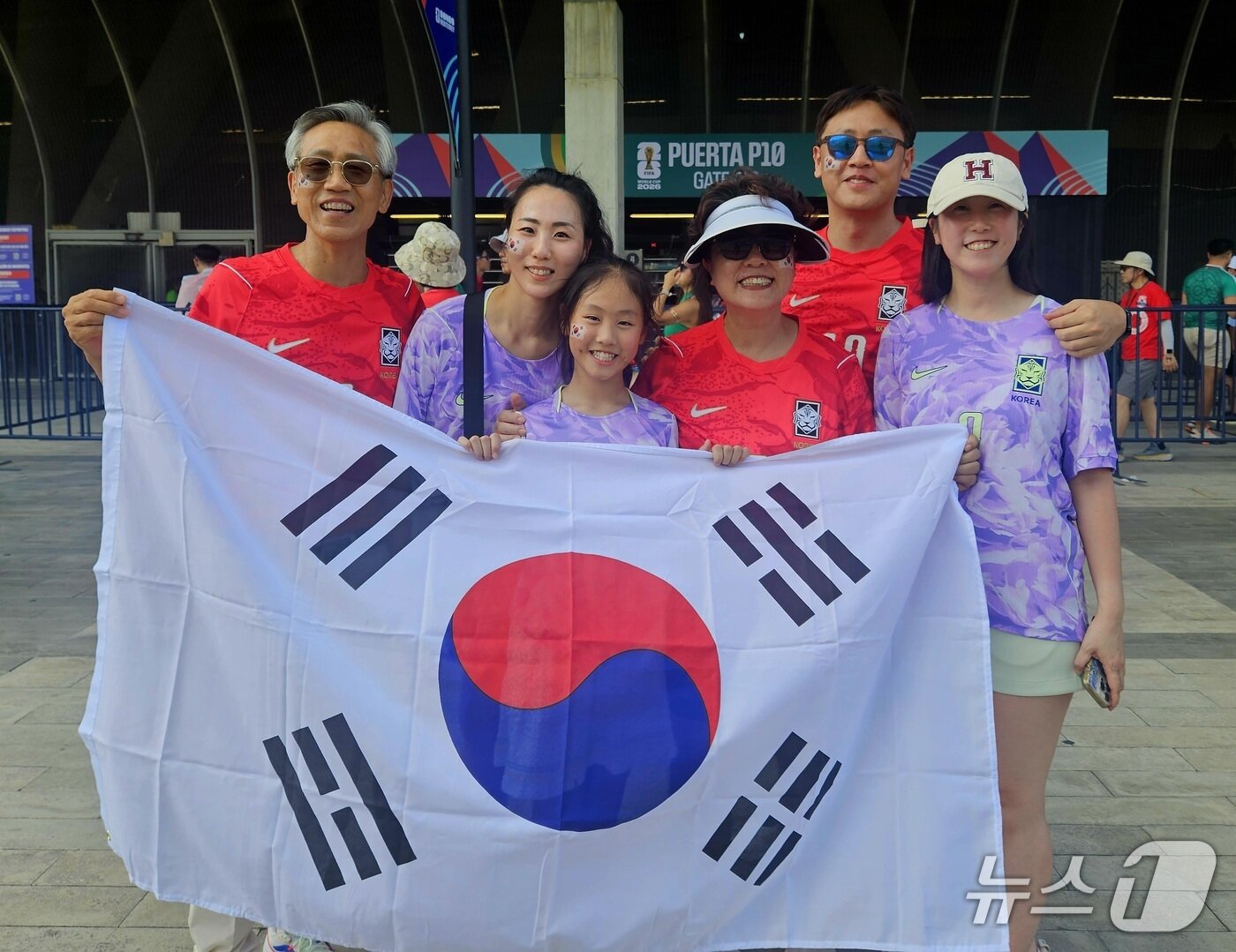 본문 이미지 - 배창준 씨(왼쪽)가 25일(한국시간) 멕시코 몬테레이의 몬테레이 스타디움에서 열리는 한국과 남아프리카공화국과 경기에 가족들과 함께 응원을 왔다. /뉴스1 ⓒ 뉴스1 김도용 기자