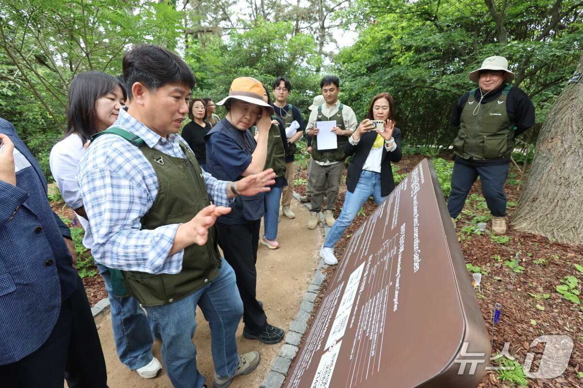 본문 이미지 - 천리포수목원에서 열린 희귀·특산식물보전원 개원식에서 최창호 원장이 보전원을 설명하고 있다.(수목원 제공. 재판매 및 DB금지)/뉴스1