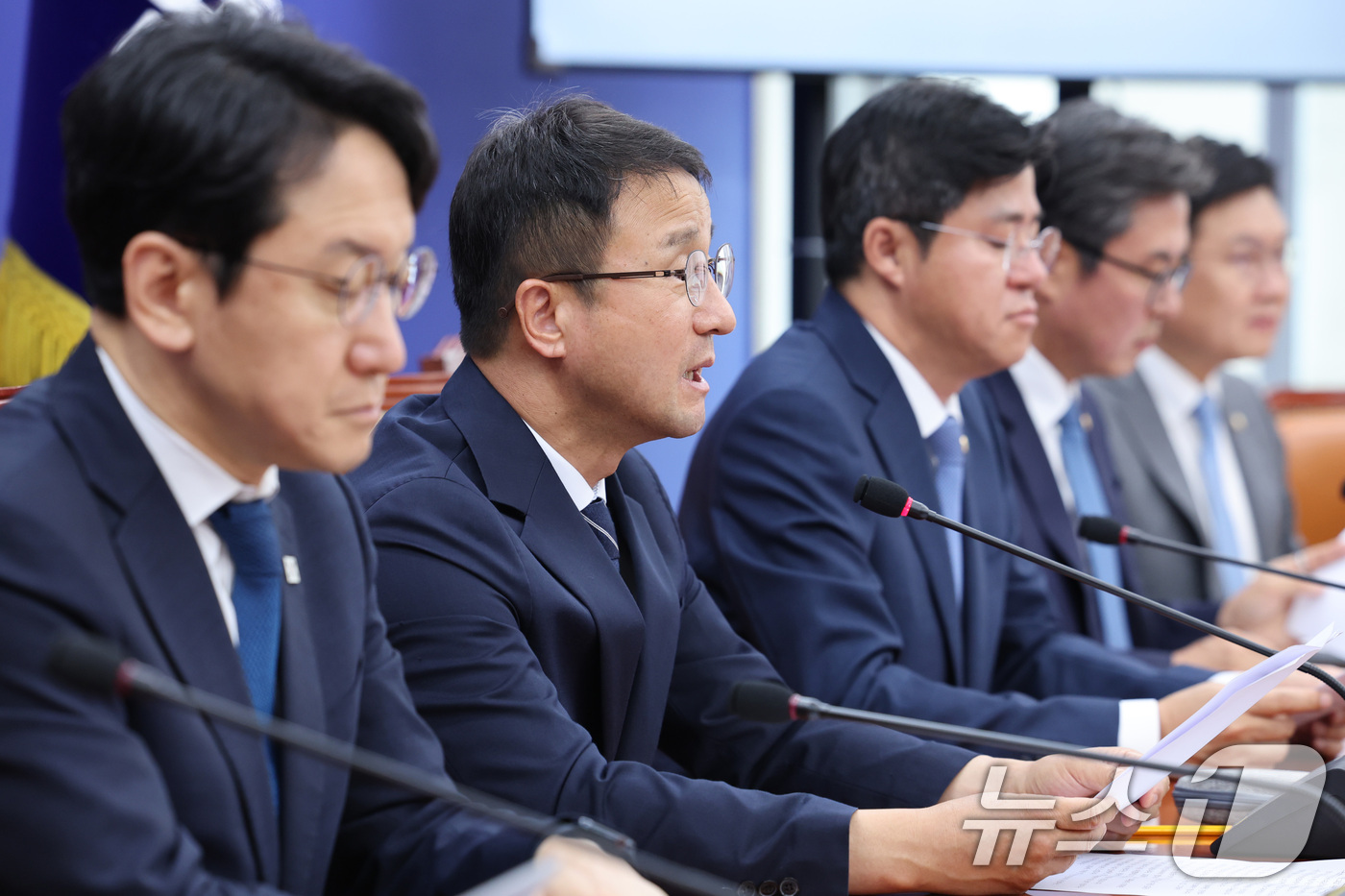 (서울=뉴스1) 신웅수 기자 = 한병도 더불어민주당 대표 직무대행 겸 원내대표가 25일 서울 여의도 국회에서 열린 원내대책회의에서 발언하고 있다. 2026.6.25/뉴스1