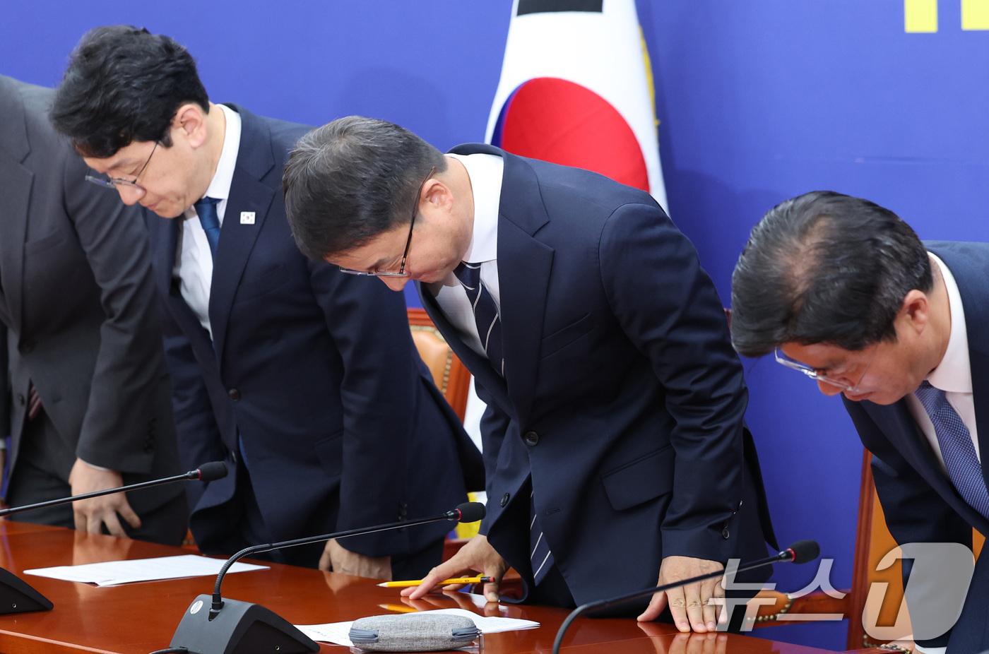 (서울=뉴스1) 신웅수 기자 = 한병도 더불어민주당 대표 직무대행 겸 원내대표가 25일 서울 여의도 국회에서 열린 원내대책회의에서 인사하고 있다. 2026.6.25/뉴스1