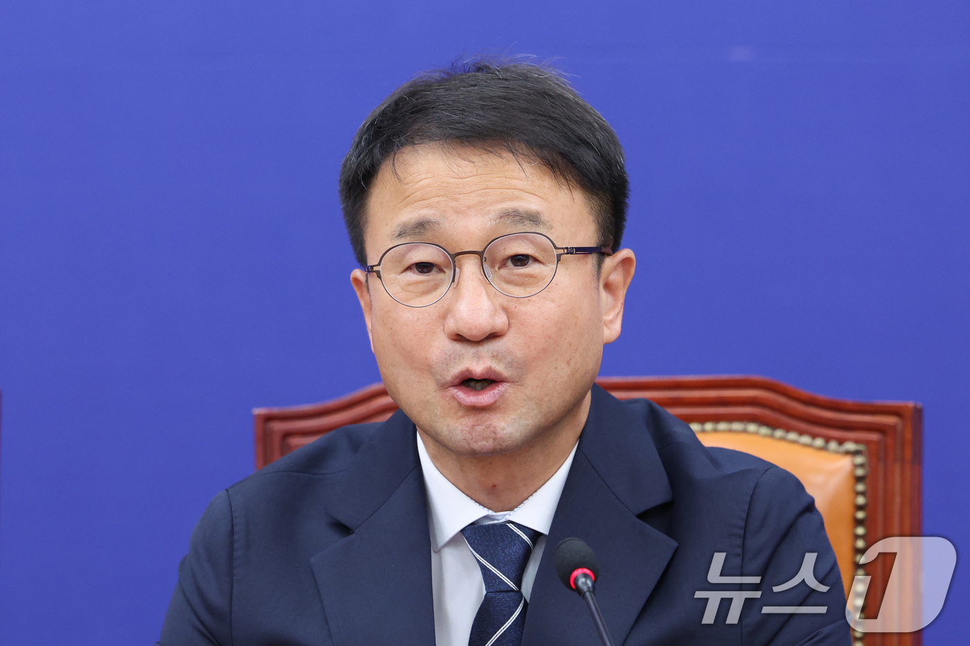 (서울=뉴스1) 신웅수 기자 = 한병도 더불어민주당 대표 직무대행 겸 원내대표가 25일 서울 여의도 국회에서 열린 원내대책회의에서 발언하고 있다. 2026.6.25/뉴스1