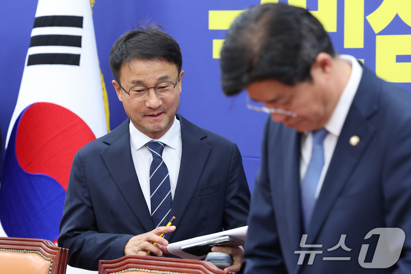 (서울=뉴스1) 신웅수 기자 = 한병도 더불어민주당 대표 직무대행 겸 원내대표가 25일 서울 여의도 국회에서 열린 원내대책회의에 참석하고 있다. 2026.6.25/뉴스1