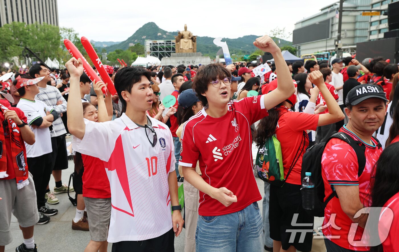 본문 이미지 - 축구 국가대표팀 공식 서포터즈 붉은악마와 시민들이 25일 서울 종로구 광화문광장에서 열린 2026 국제축구연맹(FIFA) 북중미월드컵 A조 조별리그 3차전 대한민국과 남아프리카공화국의 경기 거리응원에서 킥오프를 기다리며 태극전사들을 응원하고있다. 2026.6.25 ⓒ 뉴스1 오대일 기자